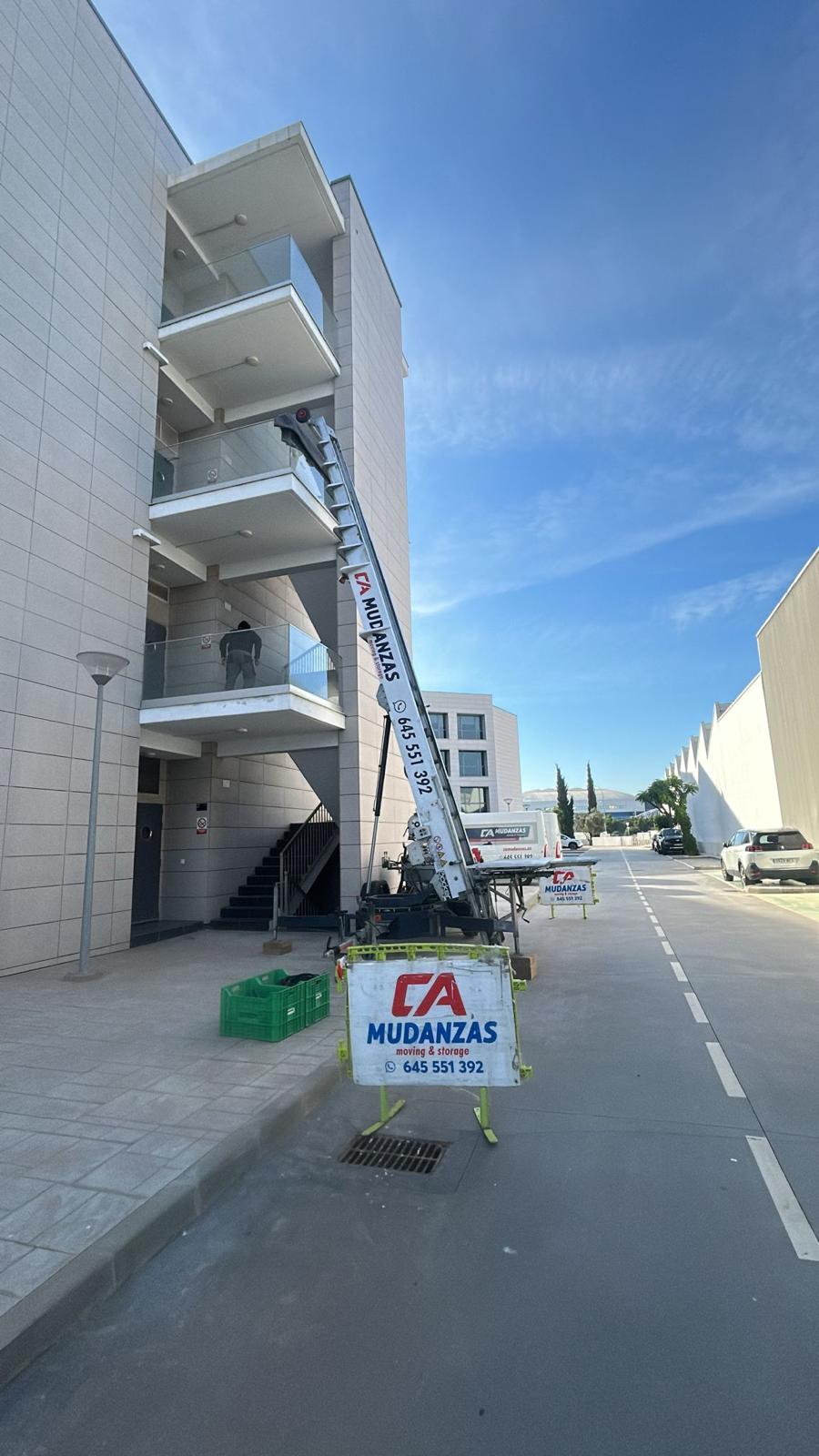 Elevador de fachada en edificio residencial de la provincia de Málaga