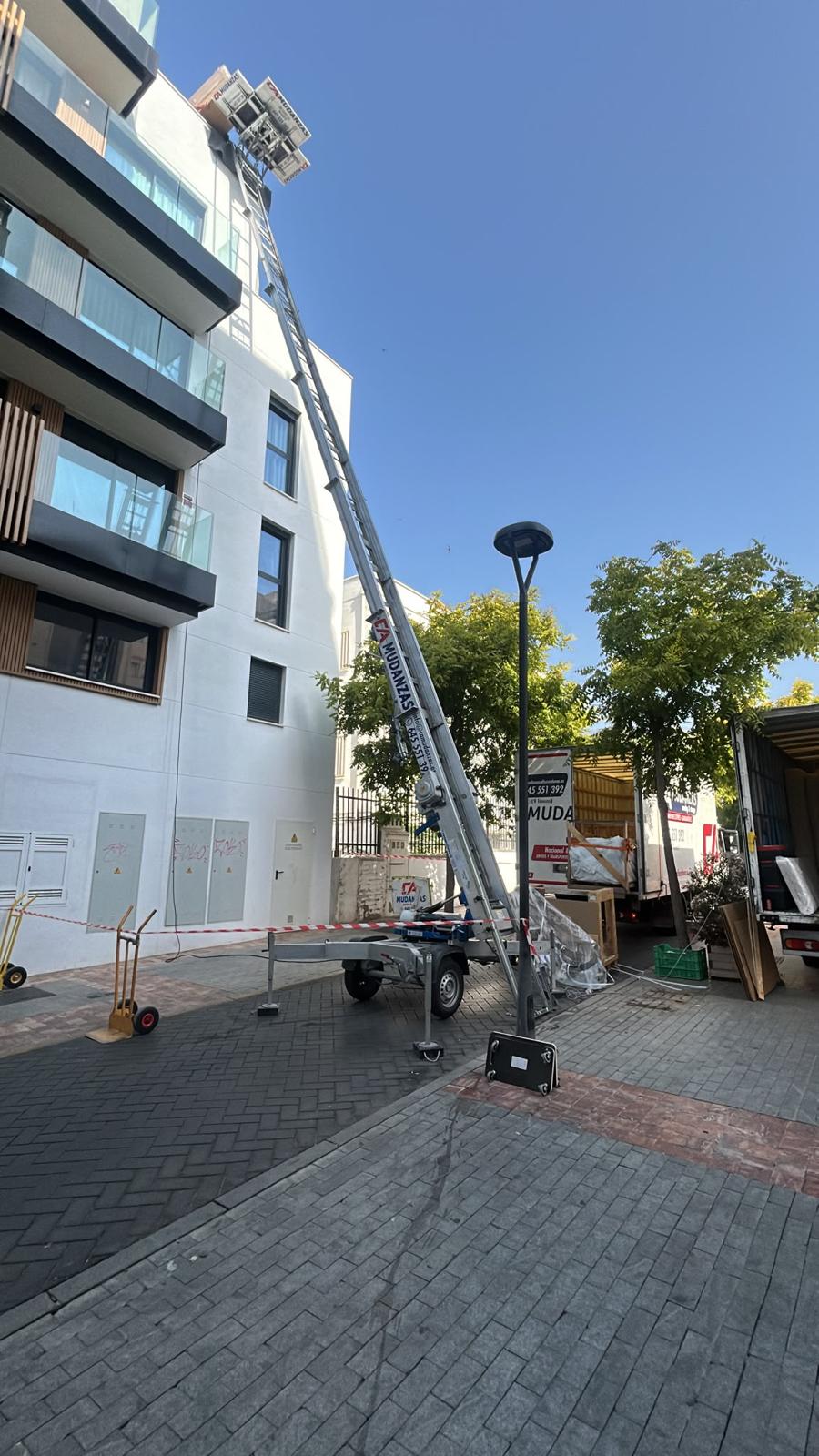 Montamuebles trabajando en mudanza en calle residencial de Málaga