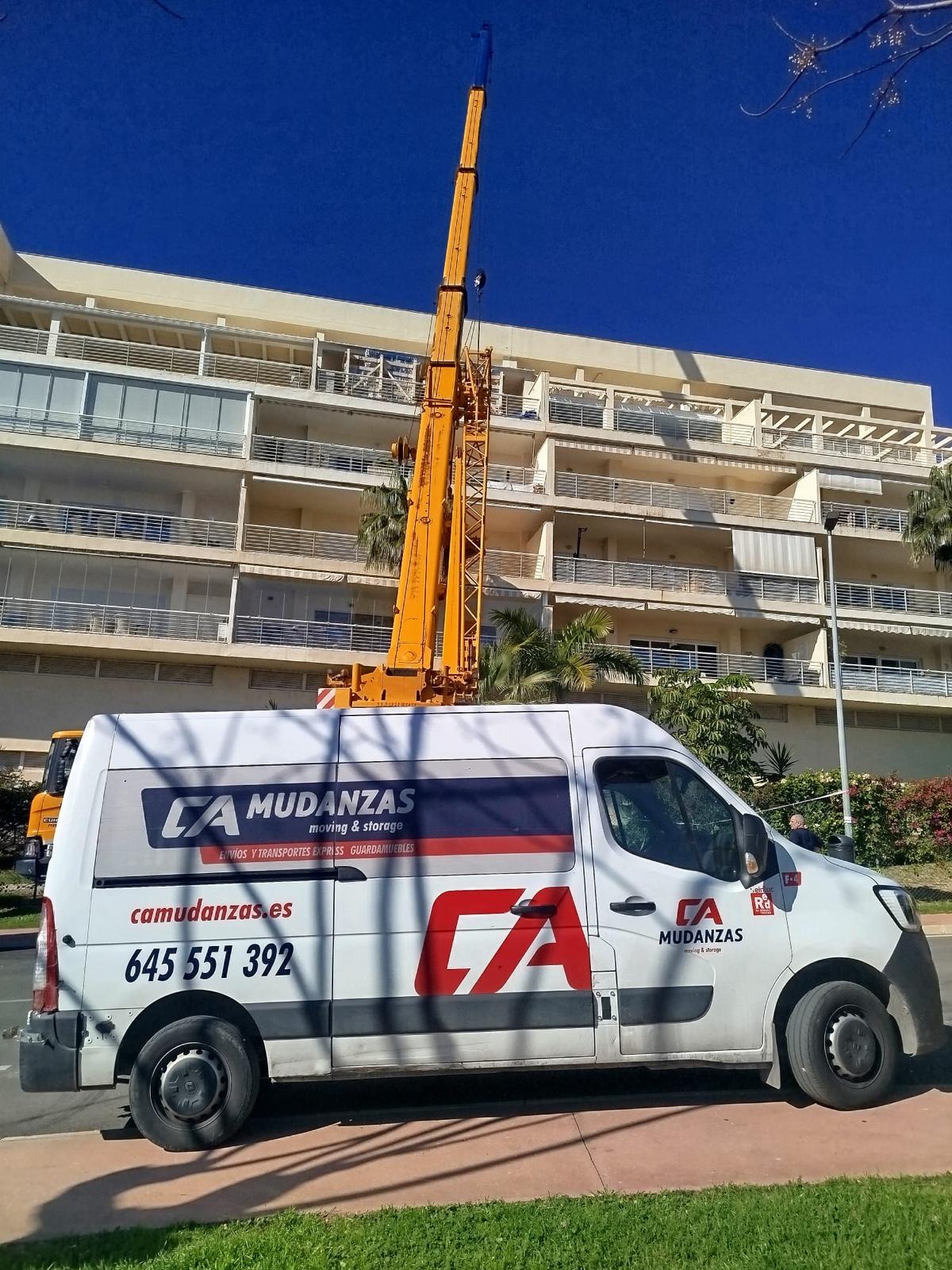 Furgoneta de CA Mudanzas con grúa elevadora en la Costa del Sol